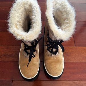 Women’s SOREL Tivoli boots. Worn a few times. Minor scuffs
